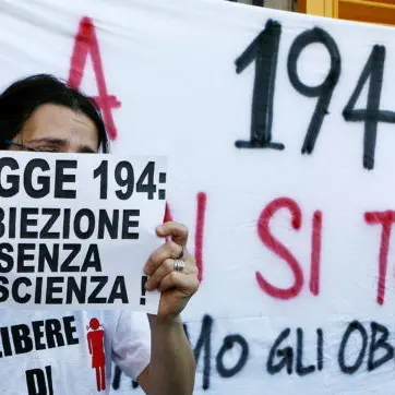 Bologna, manifesti antiabortisti. Per la Cgil sono illiberali e discriminatori