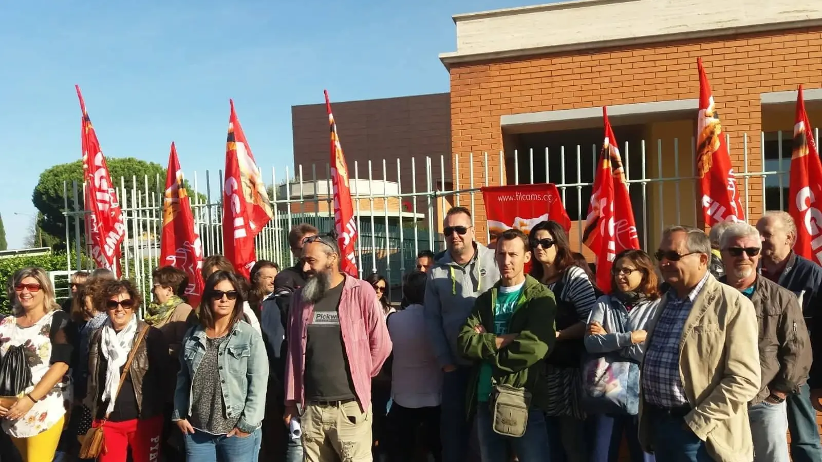 Lavoratori Unicoop Tirreno in presidio (foto Filcams Cgil Livorno)