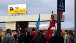 Eni: scatta la protesta a Livorno, \"no alla vendita\" (foto dall\\'account twitter della Cgil Toscana)