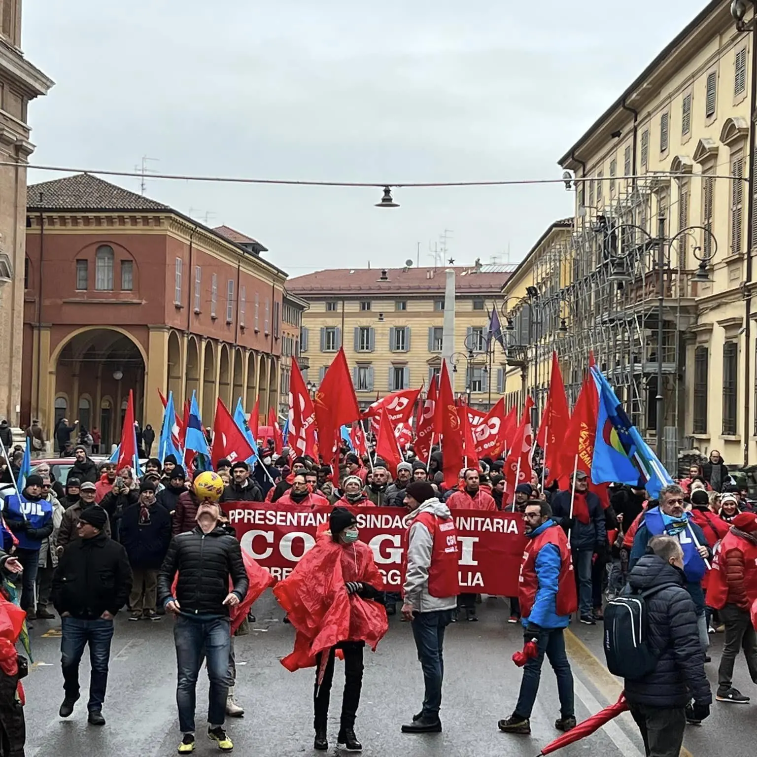 Cinquemila in piazza a Reggio Emilia. Parlano i lavoratori