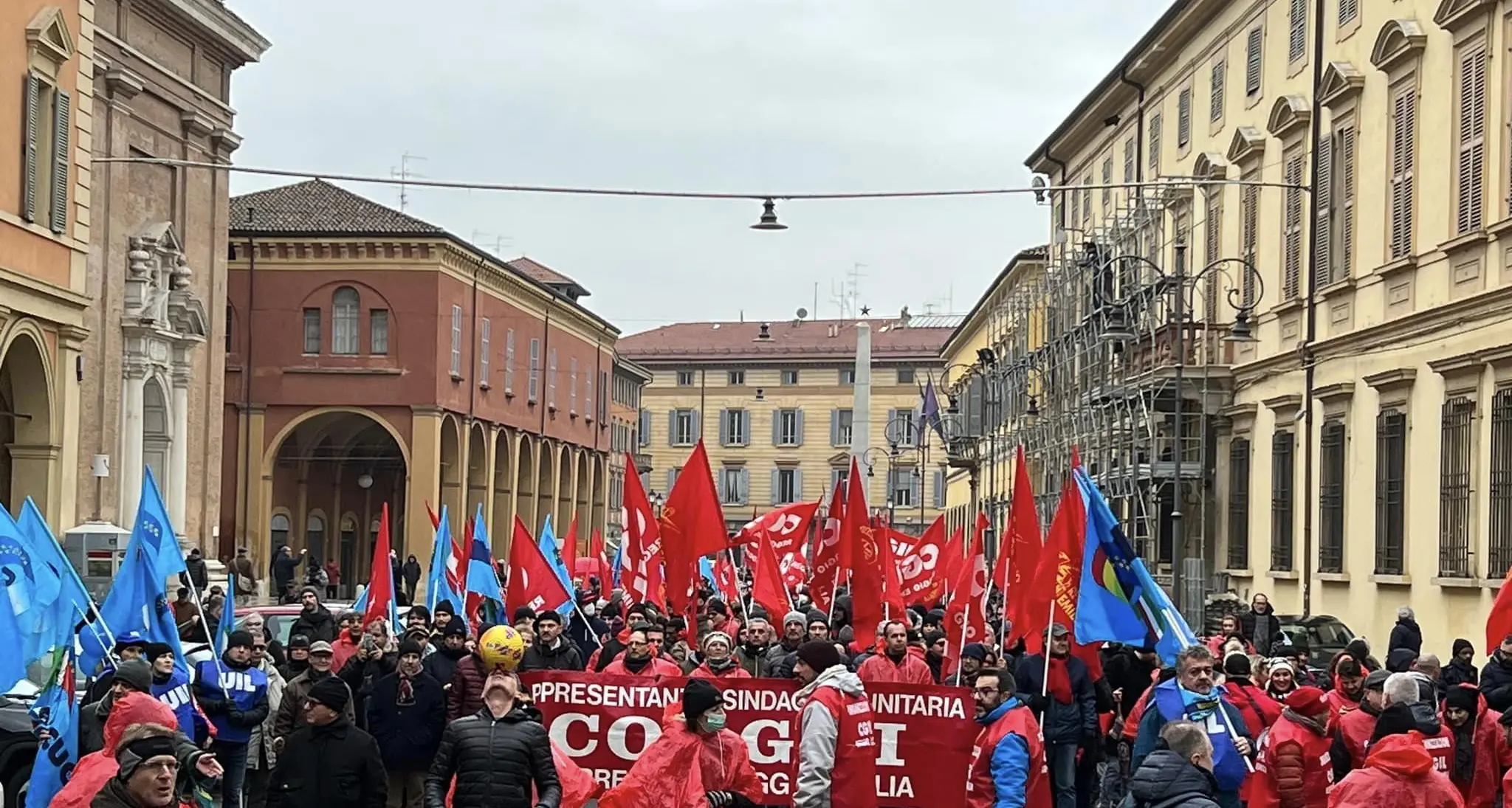 Cinquemila in piazza a Reggio Emilia. Parlano i lavoratori