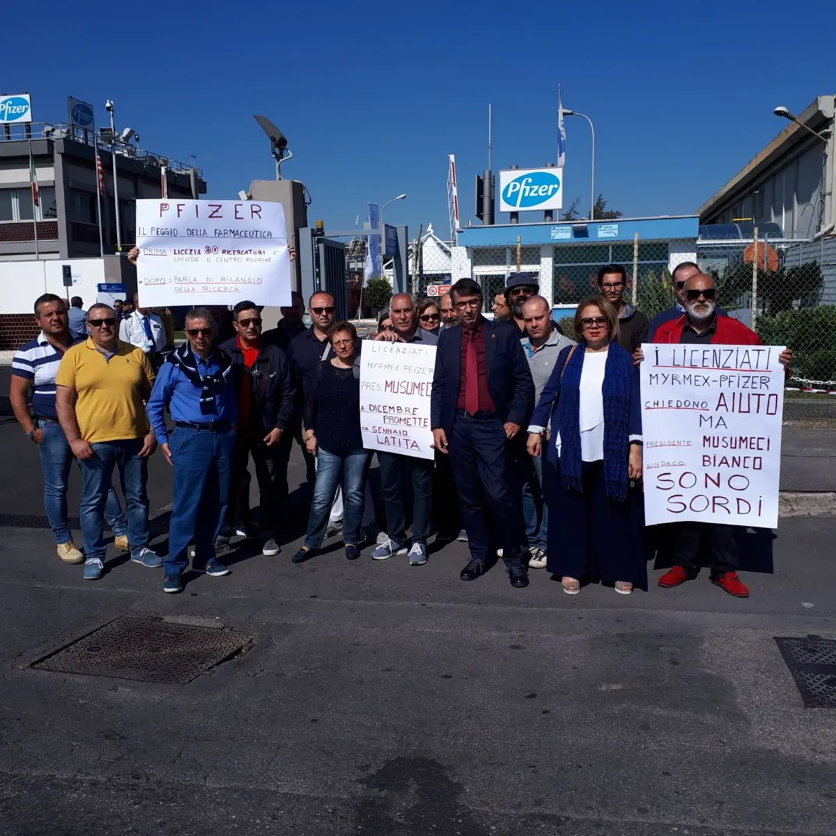 Catania: protesta dei lavoratori Myrmex davanti alla Pfizer
