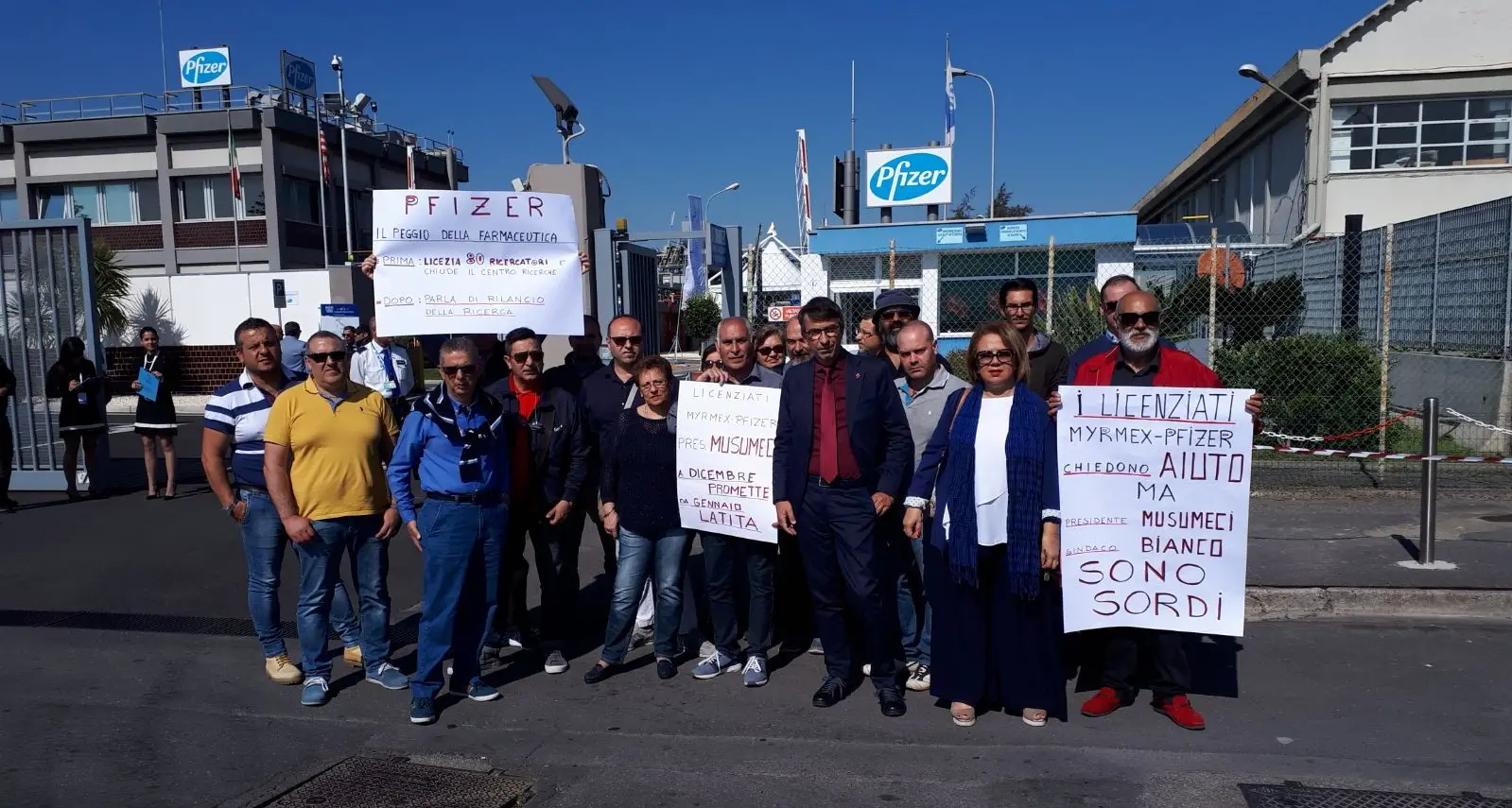 Catania: protesta dei lavoratori Myrmex davanti alla Pfizer