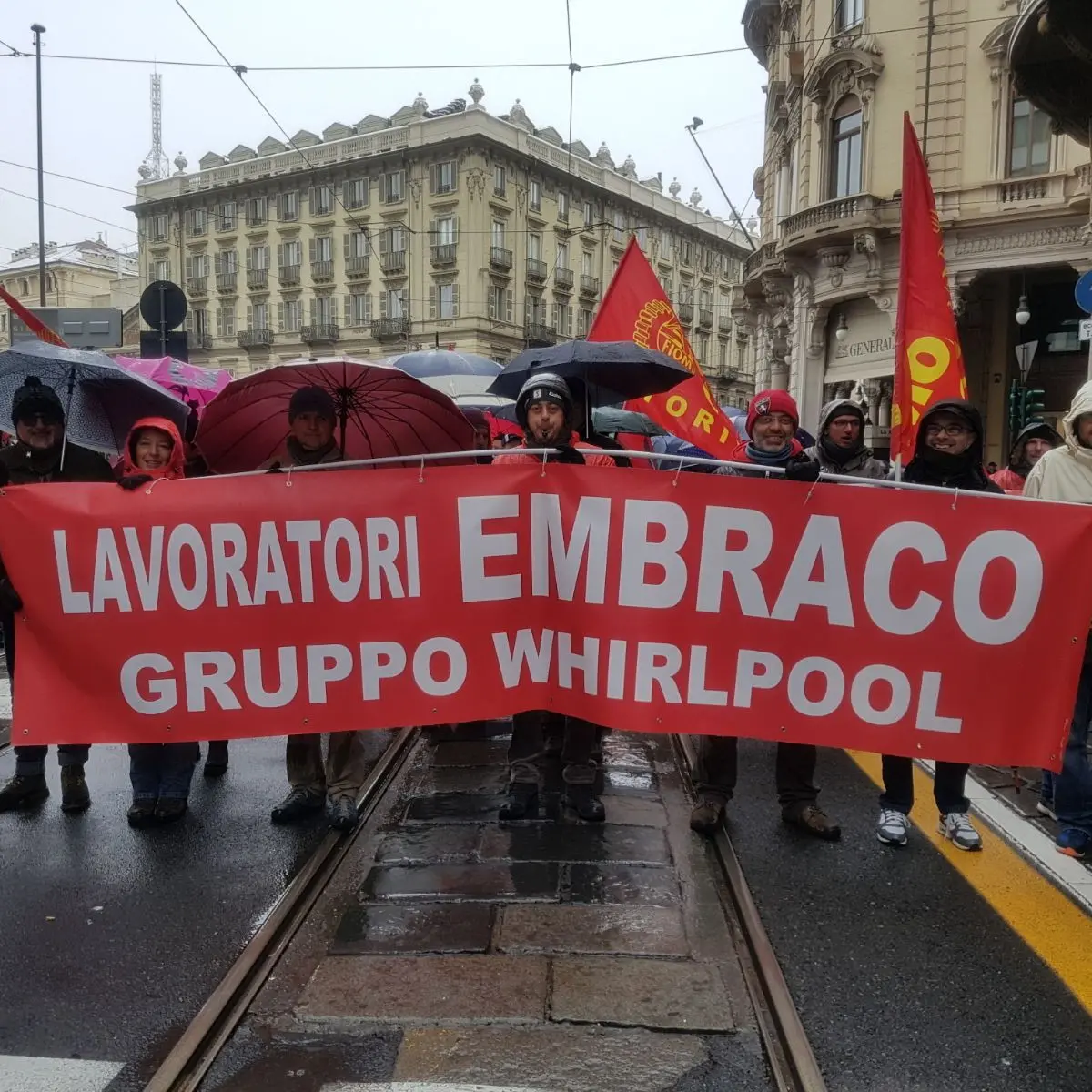 Ex Embraco, lavoratori protestano a piazza Castello a Torino