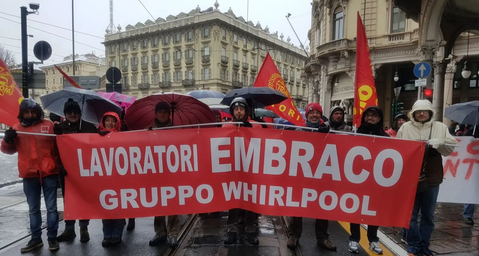 Ex Embraco, lavoratori protestano a piazza Castello a Torino