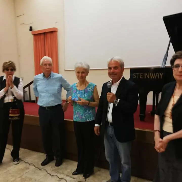 Tessera onoraria dell'Auser alla prof sospesa a Palermo