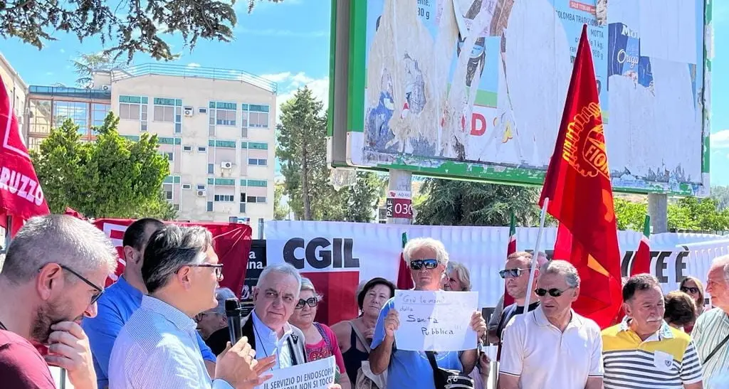 Sulmona, presidio Cgil all'ospedale: no al trasferimento di servizi