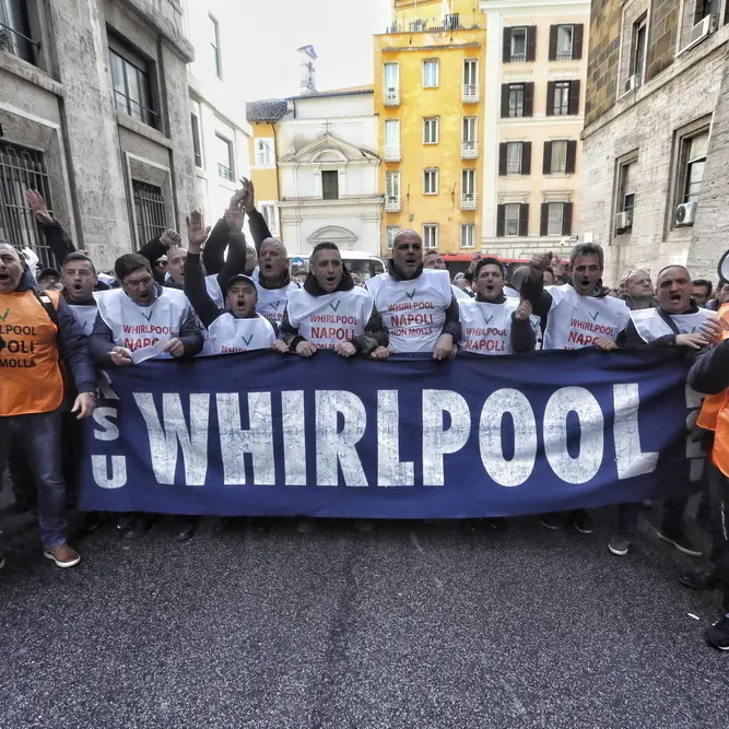 Sciopero Whirlpool, tutti fermi. Adesione totale. La protesta per Napoli e per la proroga del blocco dei licenziamenti. Tavolo il 23 giugno