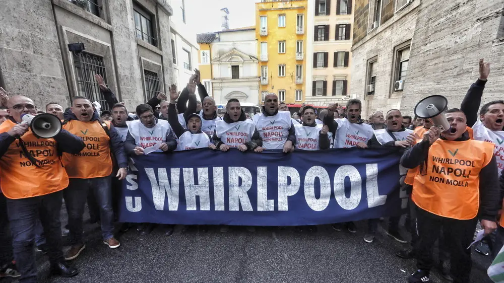 Sciopero Whirlpool, tutti fermi. Adesione totale. La protesta per Napoli e per la proroga del blocco dei licenziamenti. Tavolo il 23 giugno