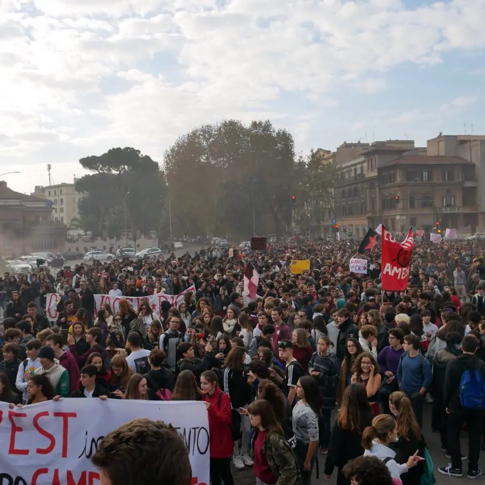 Studenti, in 100 mila nelle piazze contro il governo