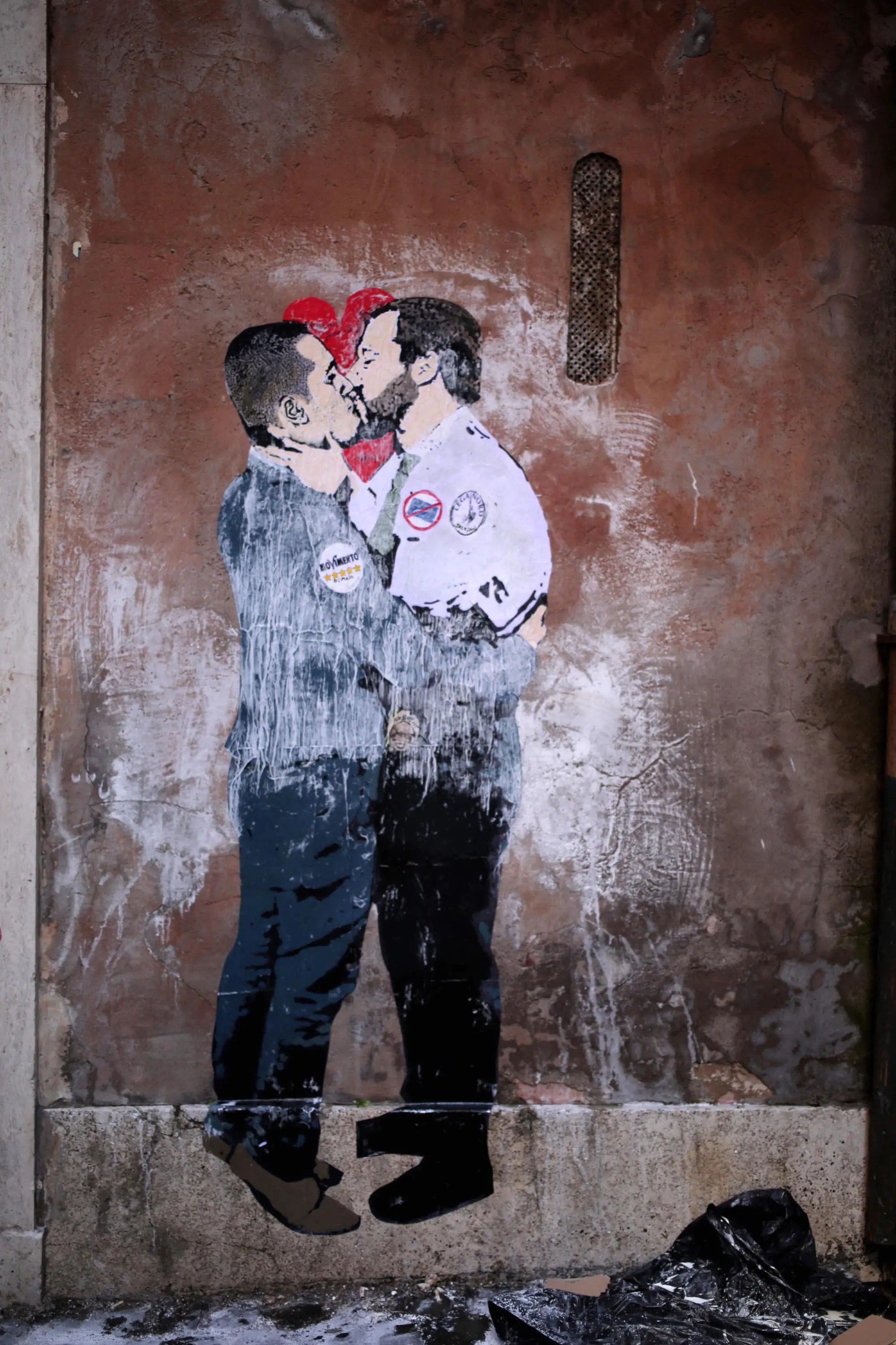 Roma 23/03/2018 : Murales, bacio tra Matteo Salvini e Luigi Di Maio apparso in Piazza Capranica, vicino a Montecitorio, e subito dopo fatto cancellare. Il murales è opera dello street artist Tvboy Foto di © Cecilia Fabiano/Sintesi