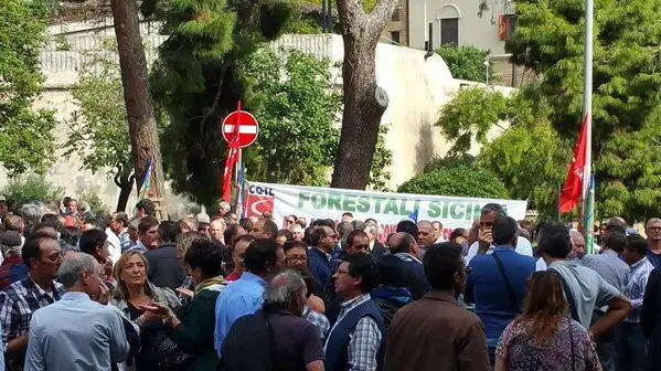 La protesta dei forestali a Palermo (twitter @cgilpalermo)