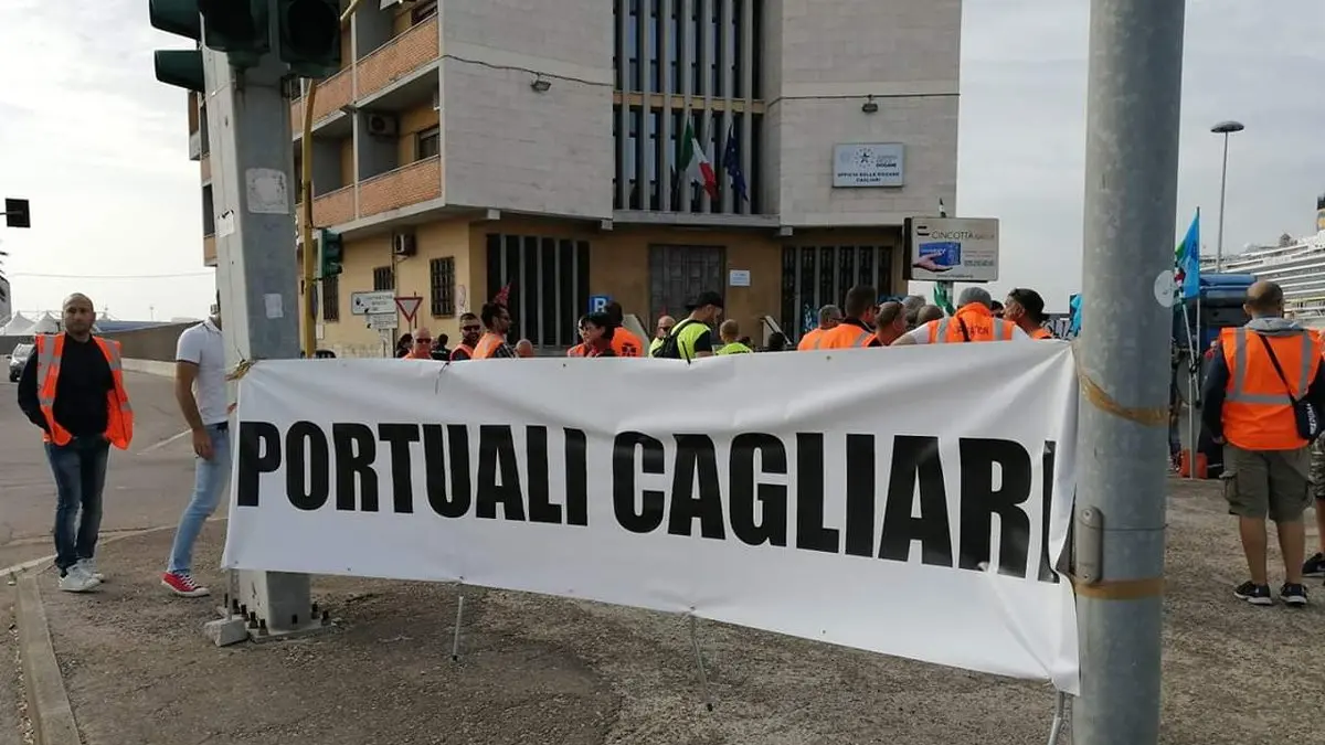I portuali di Cagliari in presidio (foto Filt Cgil Cagliari)