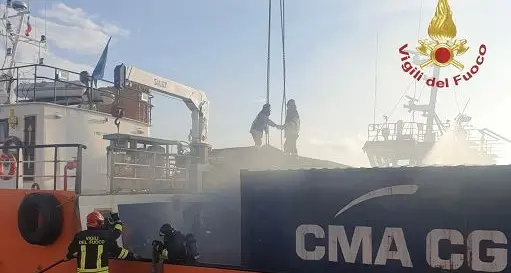 Scoppia un container in porto: tre morti