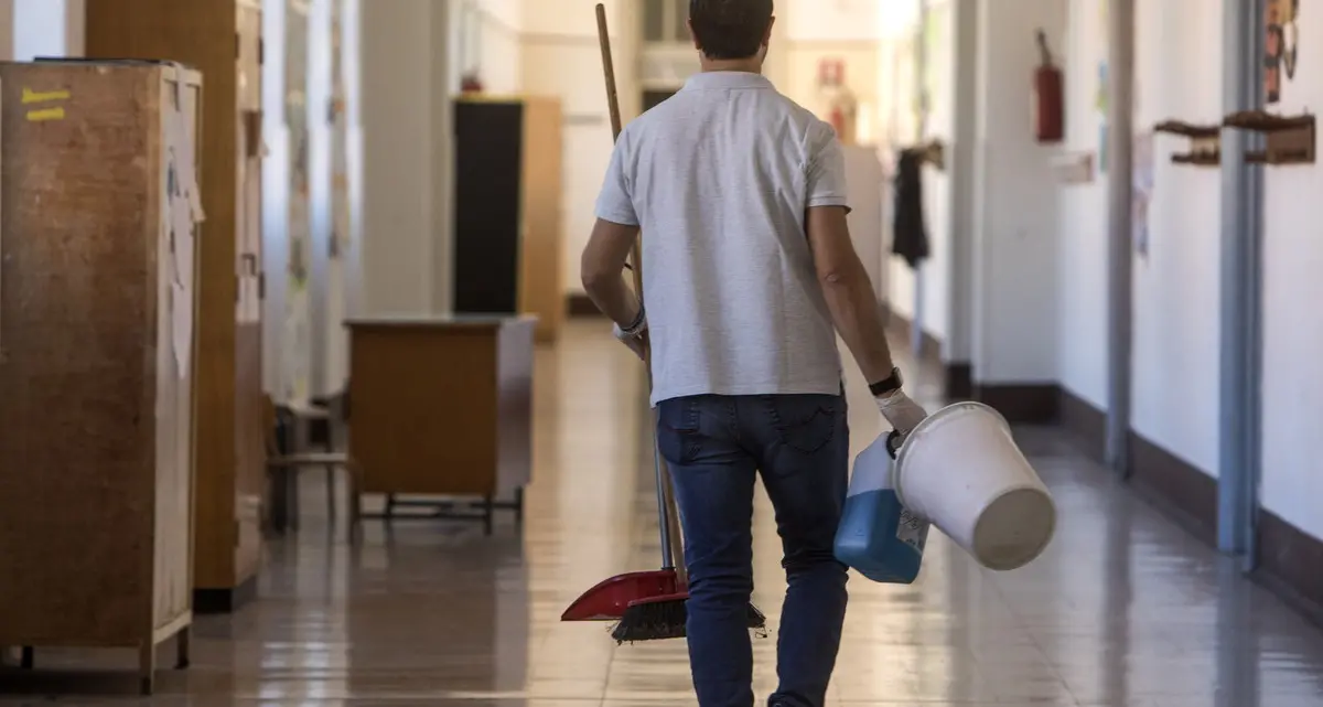 Appalti pulizie, imprese licenziano oltre mille lavoratori