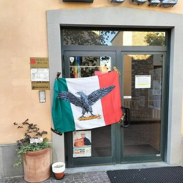 Camucia (Arezzo), nella notte appesa una bandiera con aquila e fascio littorio
