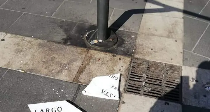 Napoli, vandali distruggono la targa di largo Berlinguer per la seconda volta in sei mesi. Ricci (Cgil), un attacco ai valori democratici e antifascisti