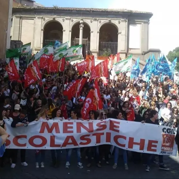 Roma: lavoratrici delle mense scolastiche in presidio
