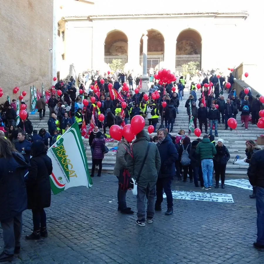Roma Multiservizi, lavoratori in massa sotto il Campidoglio