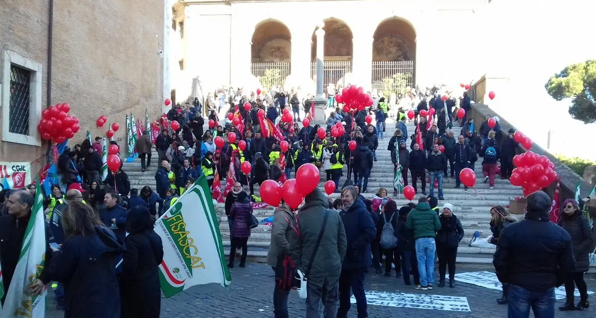 Roma Multiservizi, lavoratori in massa sotto il Campidoglio