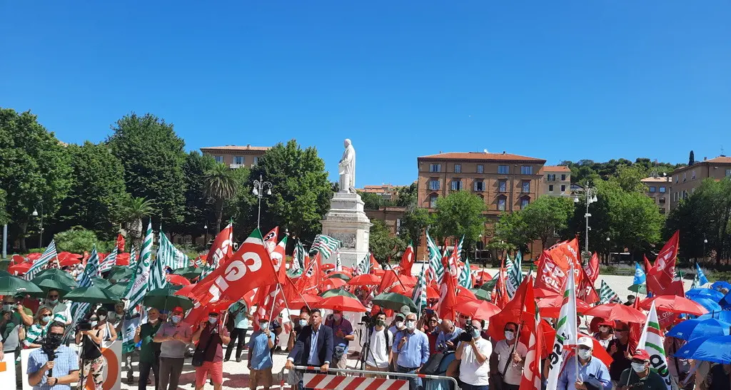 Sanità, ad Ancona la piazza dei sindacati. Barbaresi (Cgil): Risposte chiare o la mobilitazione continuerà
