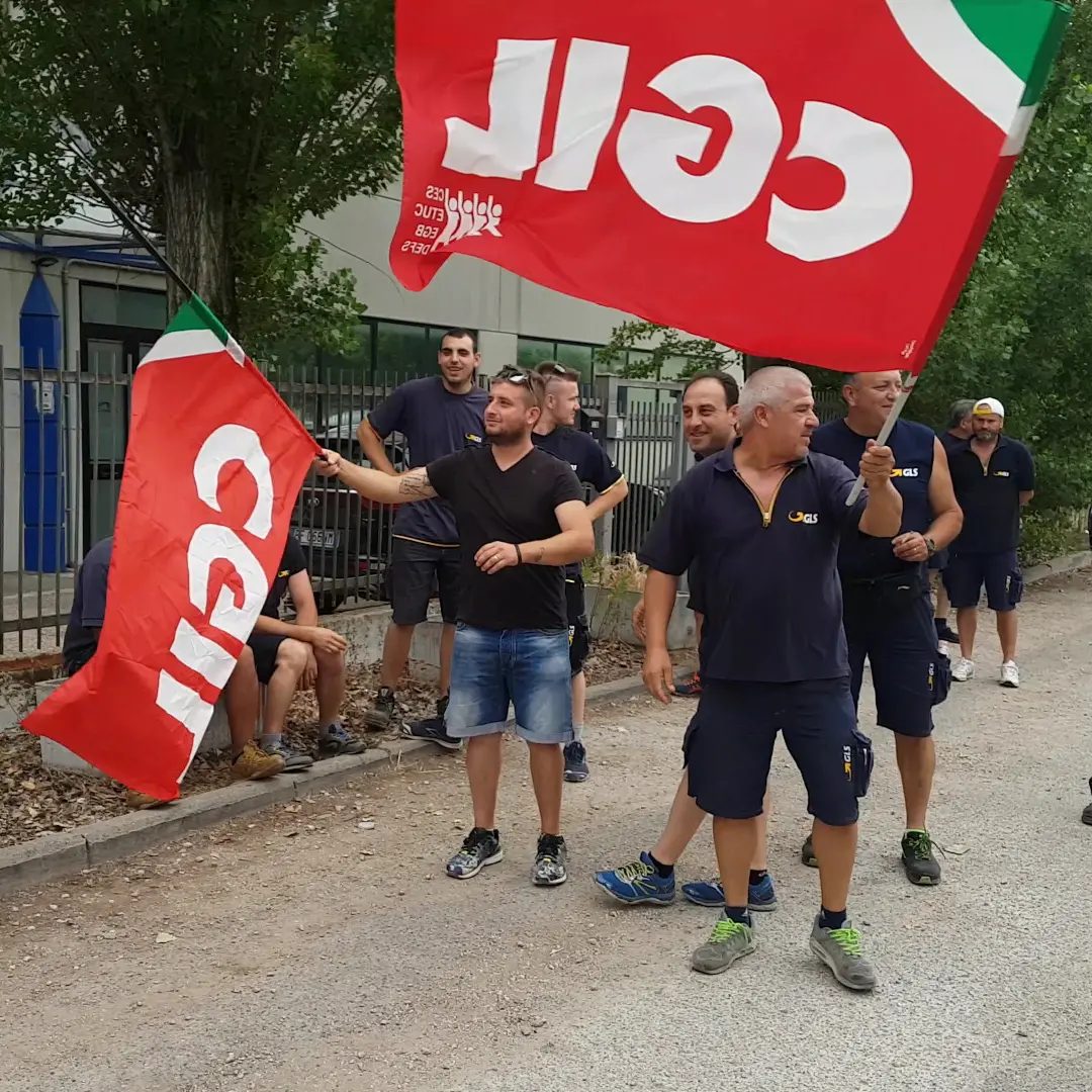 Perugia, lavoratori Gls in sciopero contro il «contratto pirata»