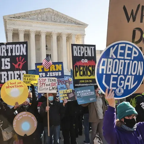 Aborto vietato, la destra colpisce ancora